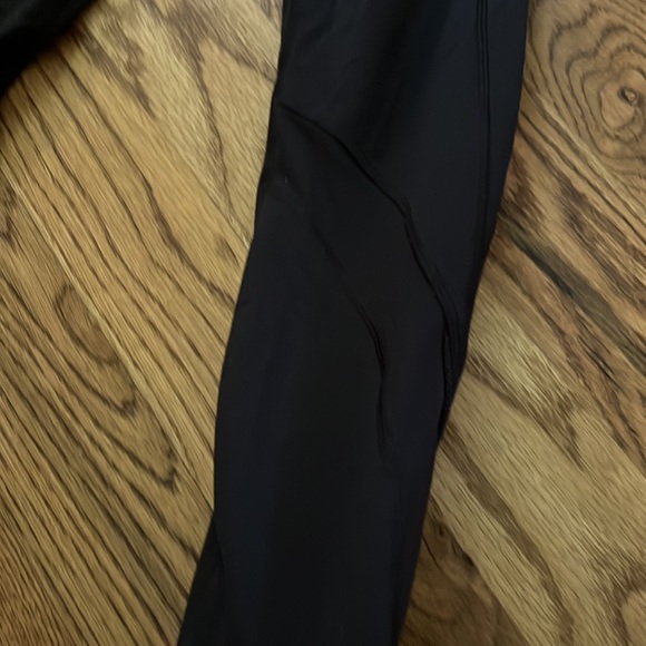 Lulu lemon leggings with mesh cutouts - Picture 3 of 5